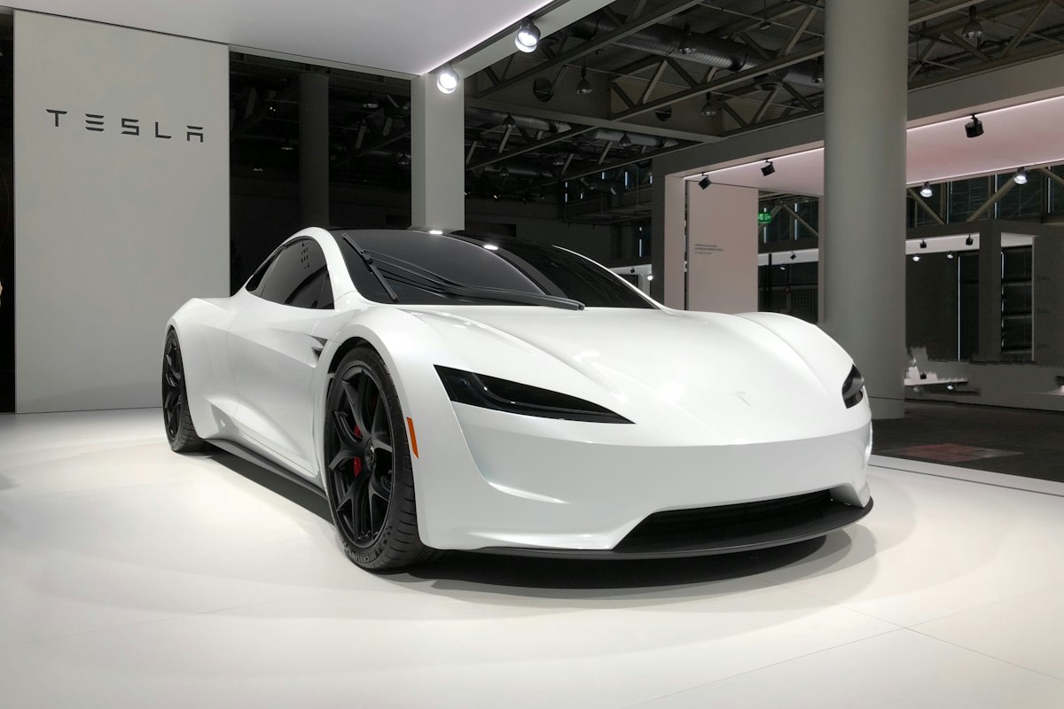 Преміальний білий позашляховик після перевірки CAR-UA